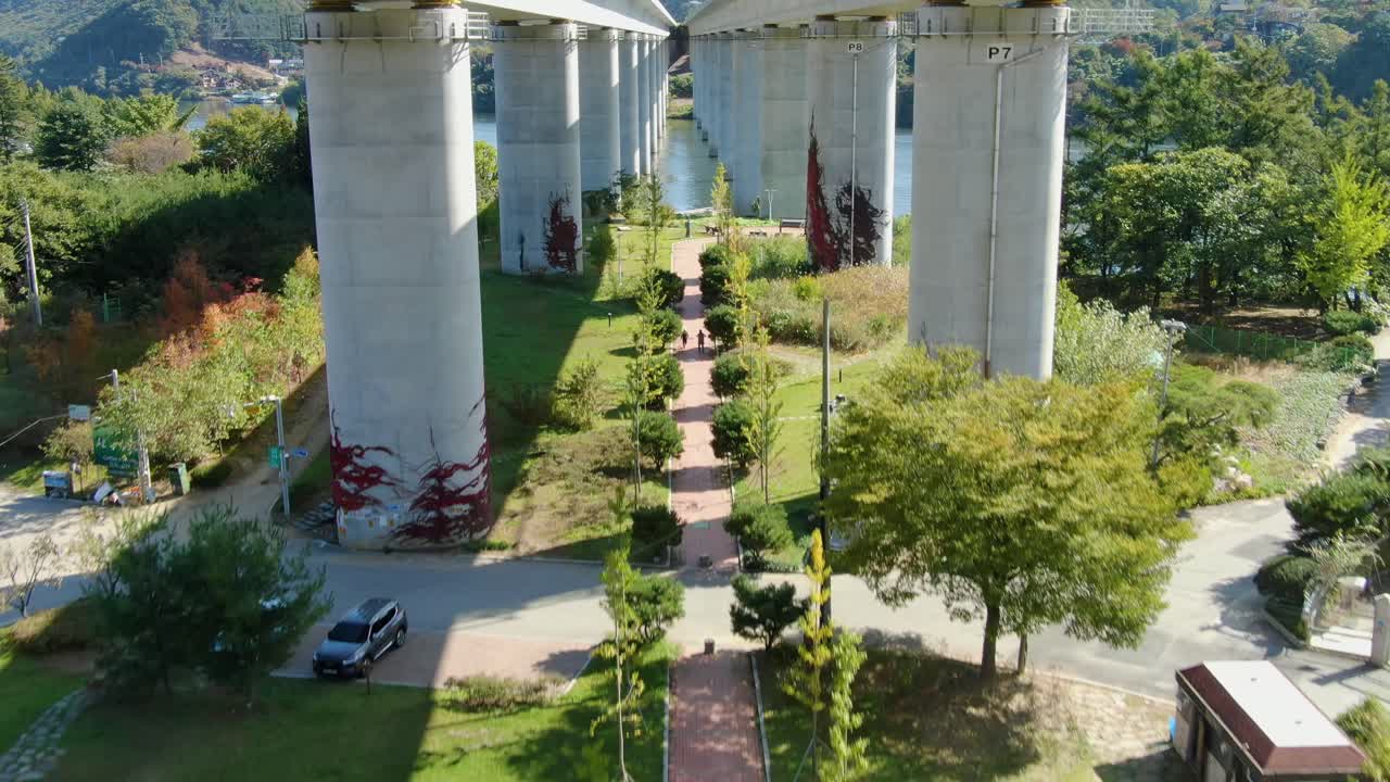un nuevo puente cruza un hermoso río