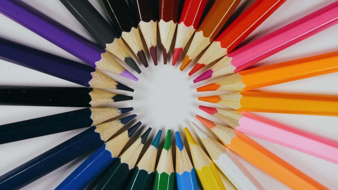 턴 테이블에 펜을 느다. 마커 스핀 회전. 회전, 패턴을 만들고, 디자인 모양 원을 만니다. 상단 뷰, 평평한 레이.