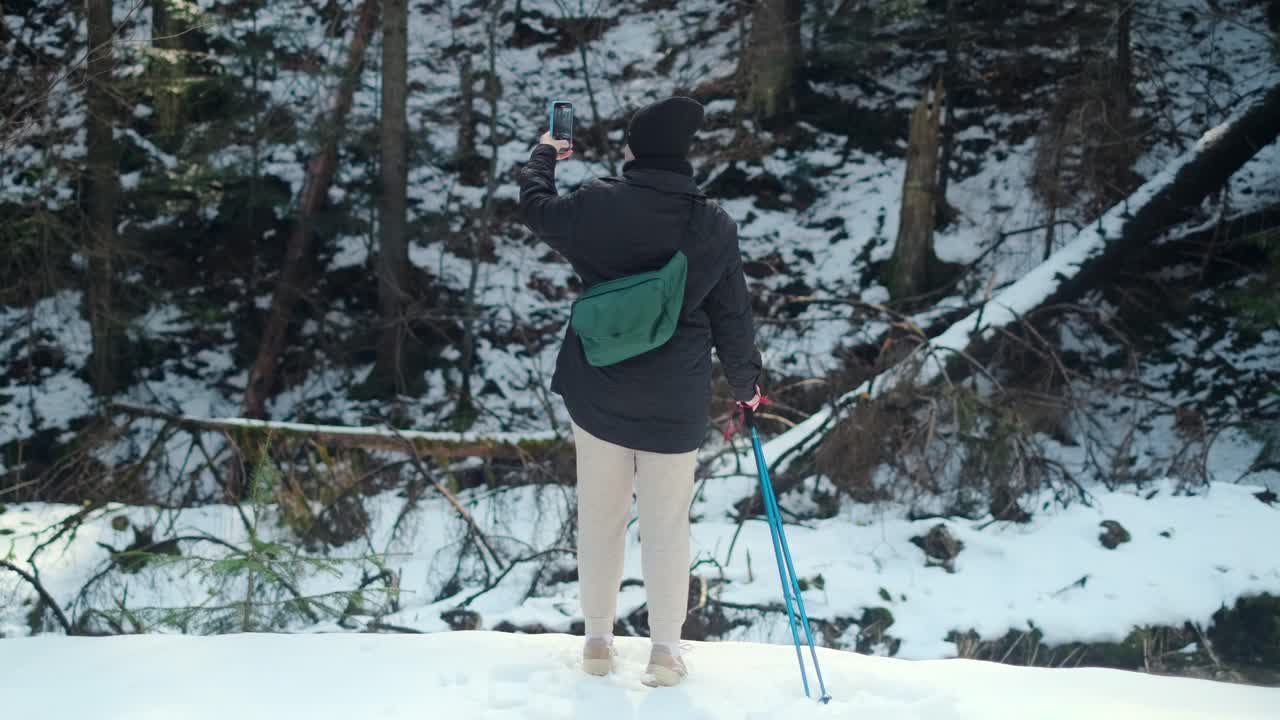 mujer caminando en el bosque nevado