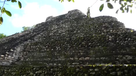 forma de pirámide del templo 24 en chacchoben, sitio arqueológico maya, quintana roo, méxico