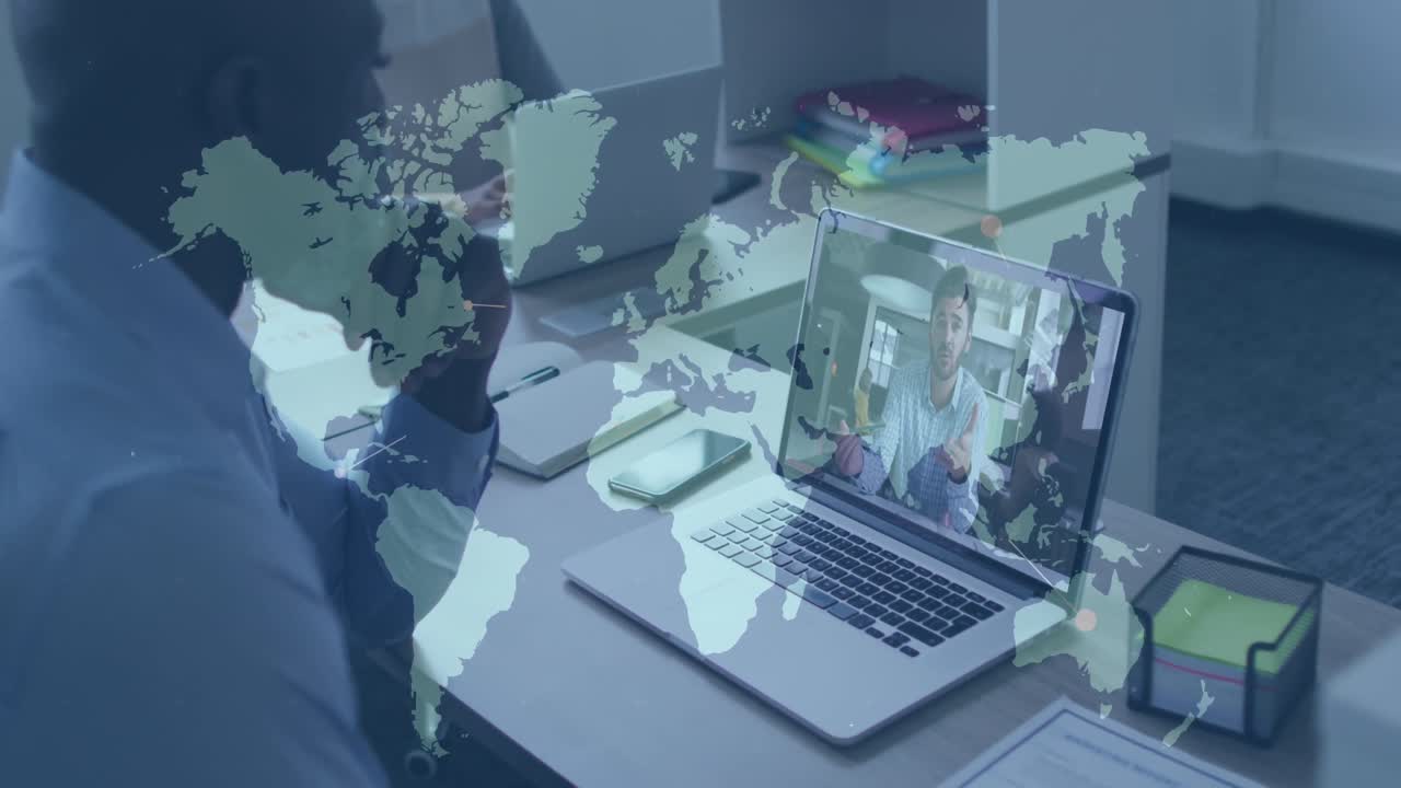 animación del mapa del mundo sobre un hombre de negocios afroamericano haciendo una videollamada