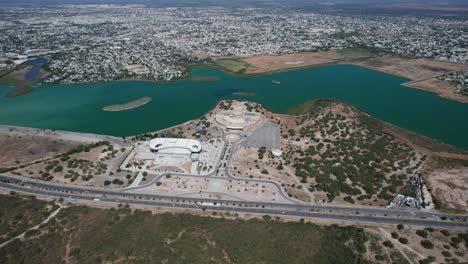 vista aérea del centro de convenciones expo tam y el parque cultural de reynosa en tamaulipas, méxico