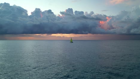 un catamarán solitario surcando el océano con una formación de tormenta al amanecer