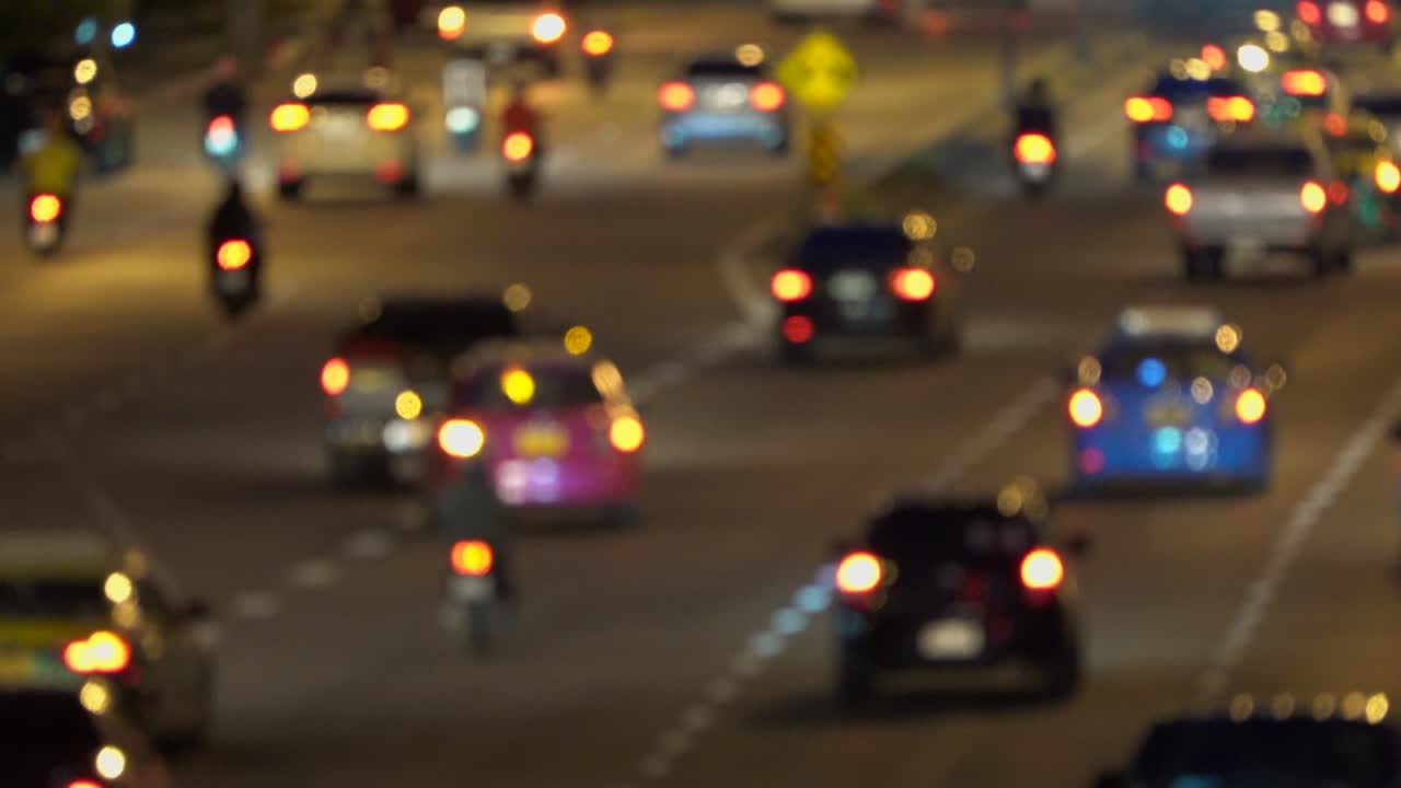 la ciudad nocturna está desfocada con un bonito bokeh y el típico ruido de la ciudad.