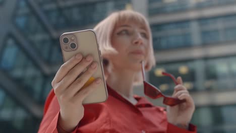 una mujer joven tomando una selfie en la ciudad.