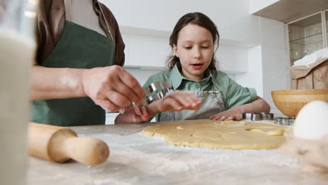 la abuela y la niña horneando