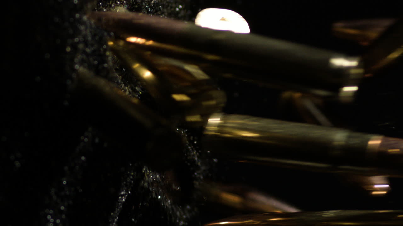 총알의 수직  카트리지가 느린 동작으로 화약 먼지 어리에 떨어집니다.