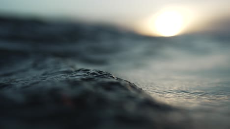 reflexiones del atardecer en el agua