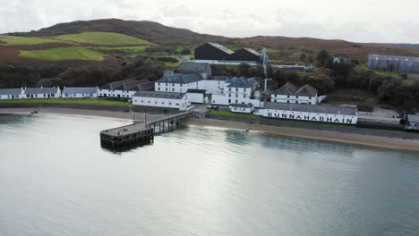 destilería de whisky aérea bunnahabhain desde el sonido de islay