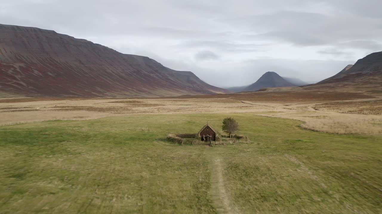 sobrevuela la iglesia de césped grafarkirkja, la iglesia cristiana más antigua de islandia