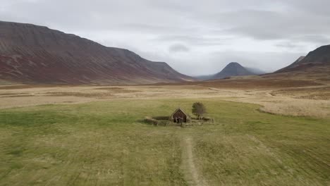 Überfliegende-Rasenkirche-Grafarkirkja,-Die-älteste-Christliche-Kirche-Islands