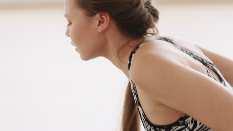 hermosa mujer de yoga ejercitando un estilo de vida saludable practicando postura de cobra disfrutando del entrenamiento en el estudio entrenamiento de respiración ejercicio de estiramiento cuerpo flexible
