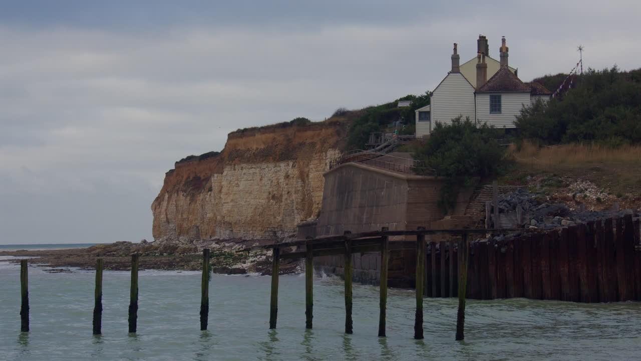 Vue de la plage de Cuckmere Haven vers le cap Seaford, avec des cottages