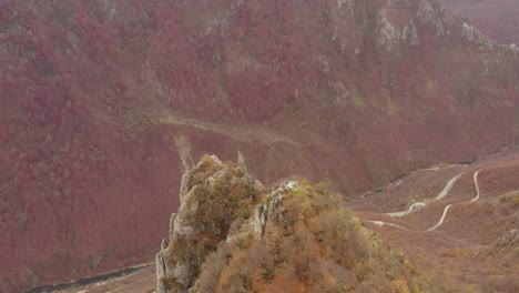 Überführung-Eines-Berggipfels-In-Der-Nähe-Der-Kleinstadt-Tutin,-Distrikt-Raska-Im-Südwesten-Serbiens