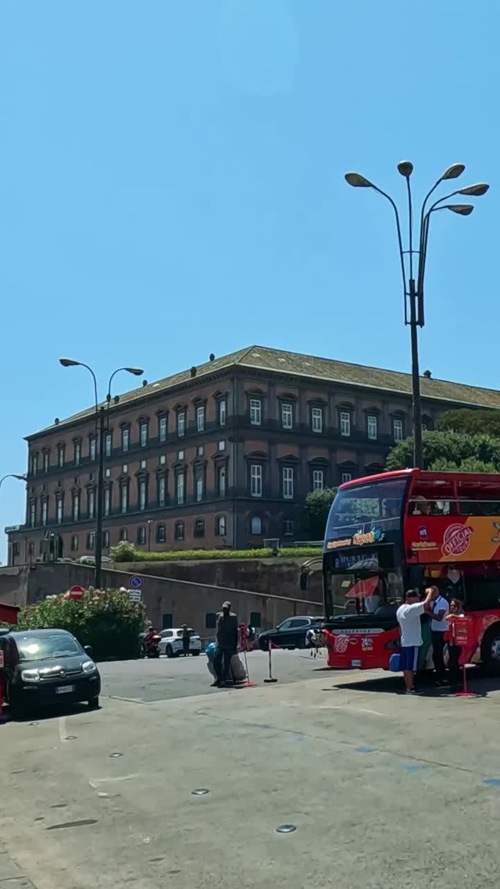 autobuses rojos navegan por las concurridas calles de nápoles