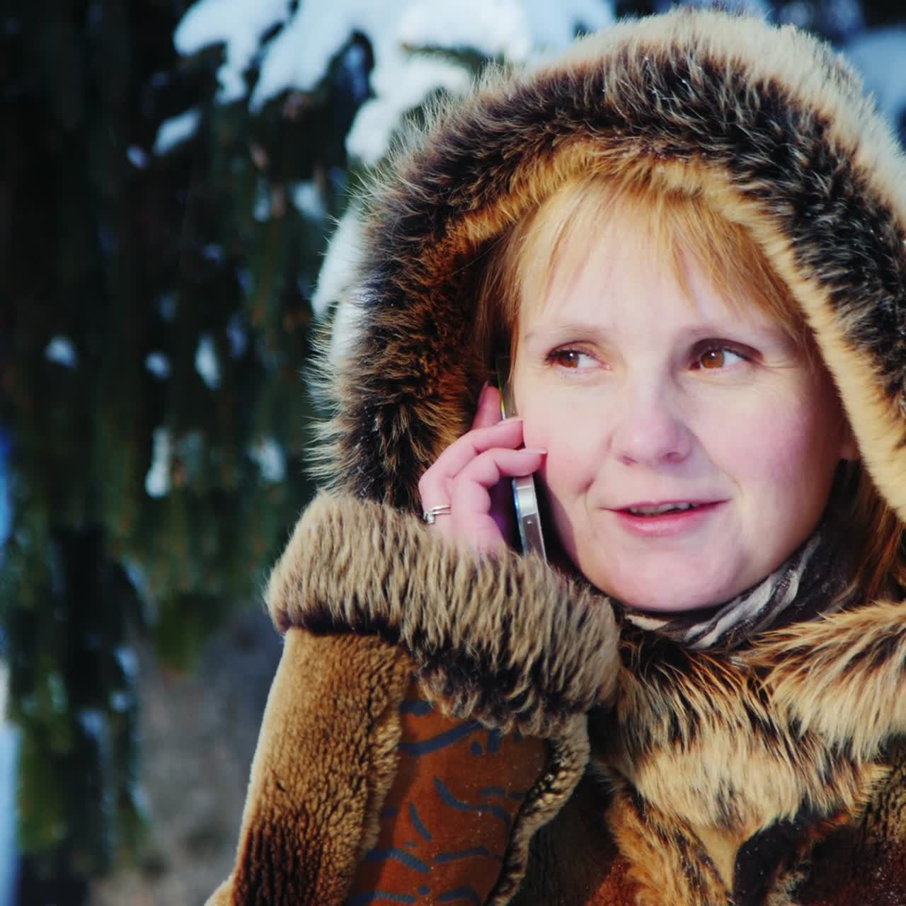 mujer usa smartphone en escena de invierno 05