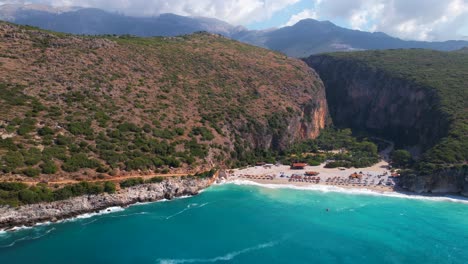 Paradiesstrand-Von-Gjipe-An-Der-Albanischen-Küste-In-Einer-Abgelegenen-Bucht,-Die-Von-Sauberem-Türkisfarbenem-Meerwasser-Umspült-Wird