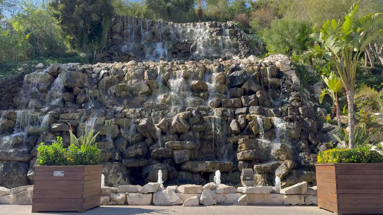 Cascata artificiale all'avvicinarsi dell'estate.