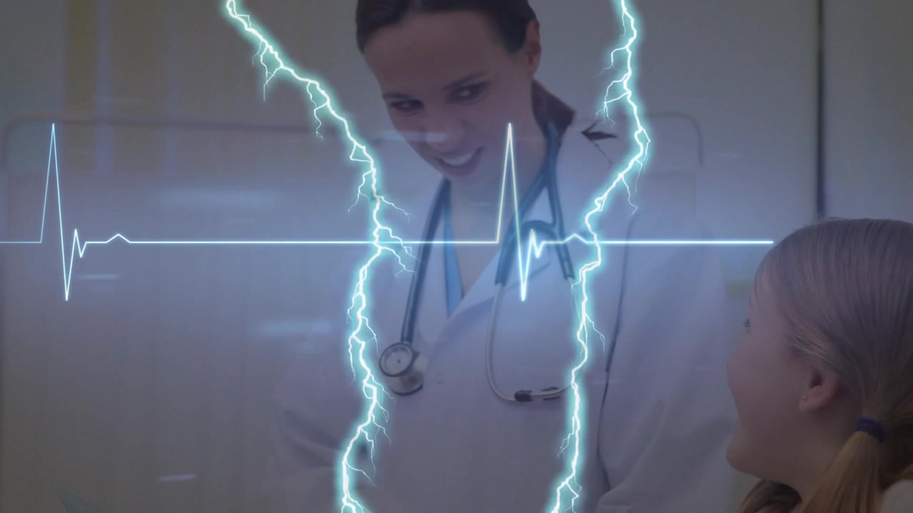 Animazione di cardiogramma e fulmine su uno sfondo diversificato di medico e paziente.