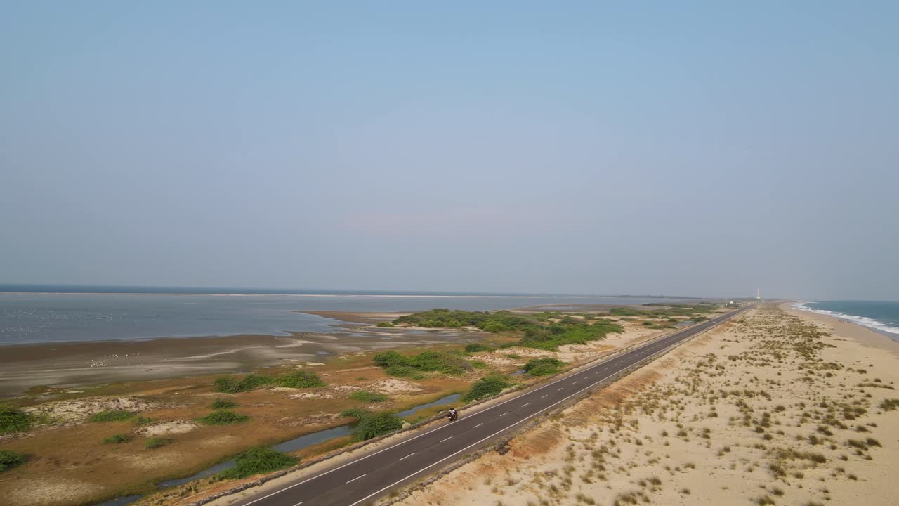 воздушный снимок с дроном, демонстрирующий нетронутую красоту побережья дханушкоди и спокойного окружения.