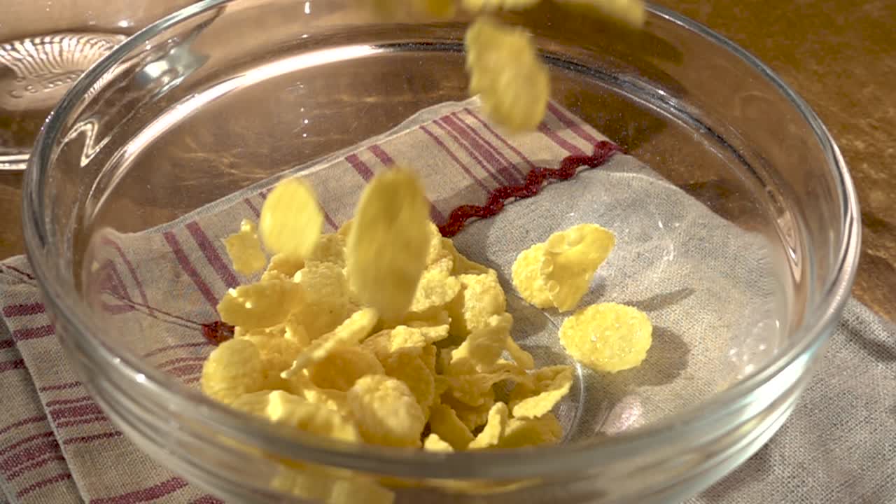 아침에는  ⁇ 끔한 노란색 옥수수  ⁇ 어리를 그 ⁇ 에 넣고 우유와 함께 맛있는 아침 식사를 합니다. 회전 추적  ⁇ 과 함께 느린 동작.