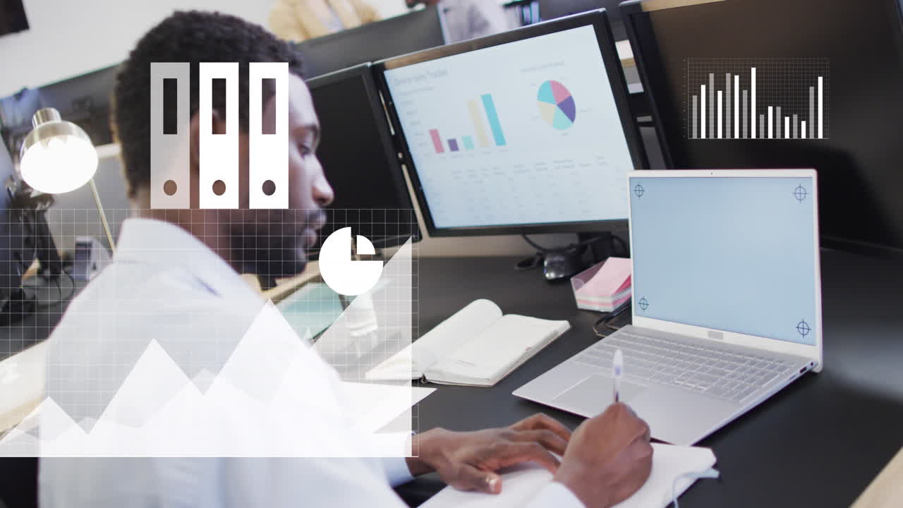 animación del procesamiento de datos sobre un hombre de negocios afroamericano usando una computadora en la oficina.