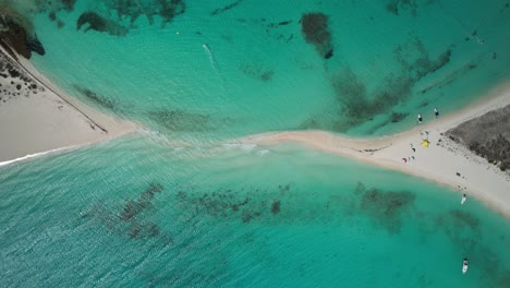 Turquoise-waters-and-sandy-strip-at-cayo-de-agua,-aerial-view