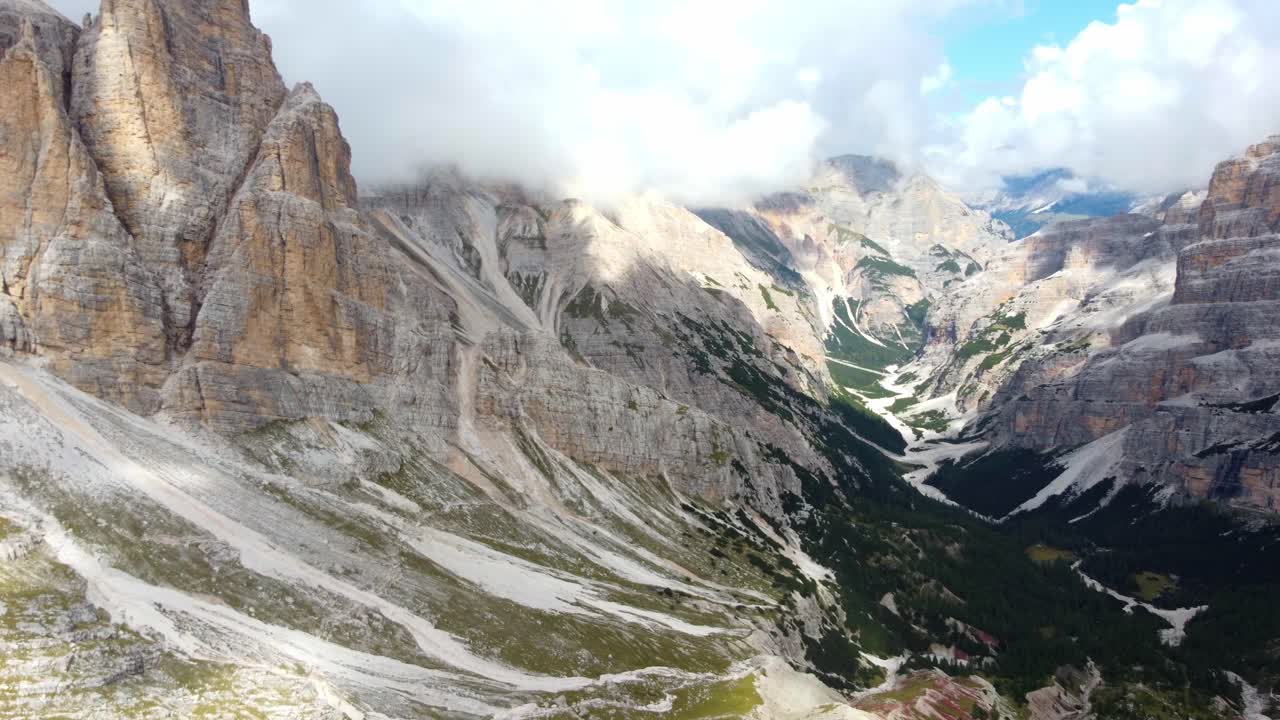 espectacular panorámica de drones del valle y el pico de la montaña de punta fanes sud, dolomitas