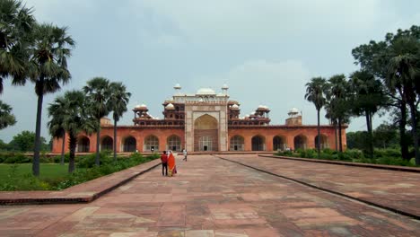 Mausoleo-De-La-Tumba-De-Akbar-Y-Jardines-Cerca-De-Agra,-Uttar-Pradesh,-India