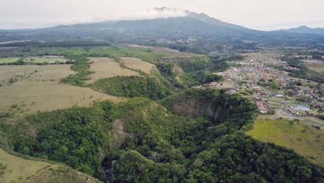 Impresionante-Paisaje-Del-Cañón-En-Panamá-Con-El-Volcán-Baru-En-Segundo-Plano.