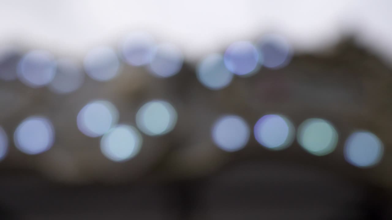 el carrusel giratorio en el parque de atracciones. fuera de foco. mira hacia arriba. cerca en el techo.