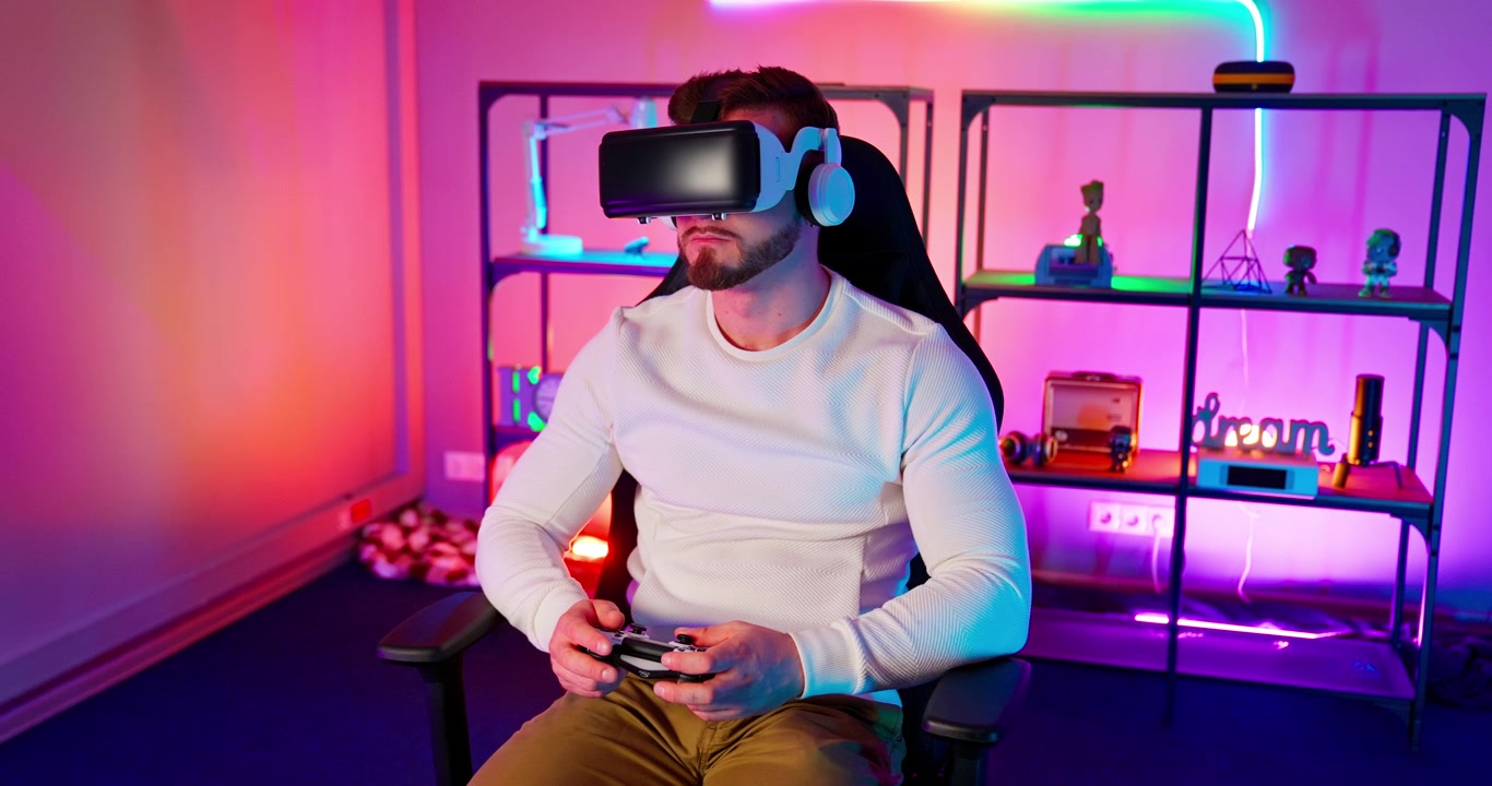 Giovane uomo che gioca a un gioco di realtà virtuale con un controller in una stanza illuminata al neon
