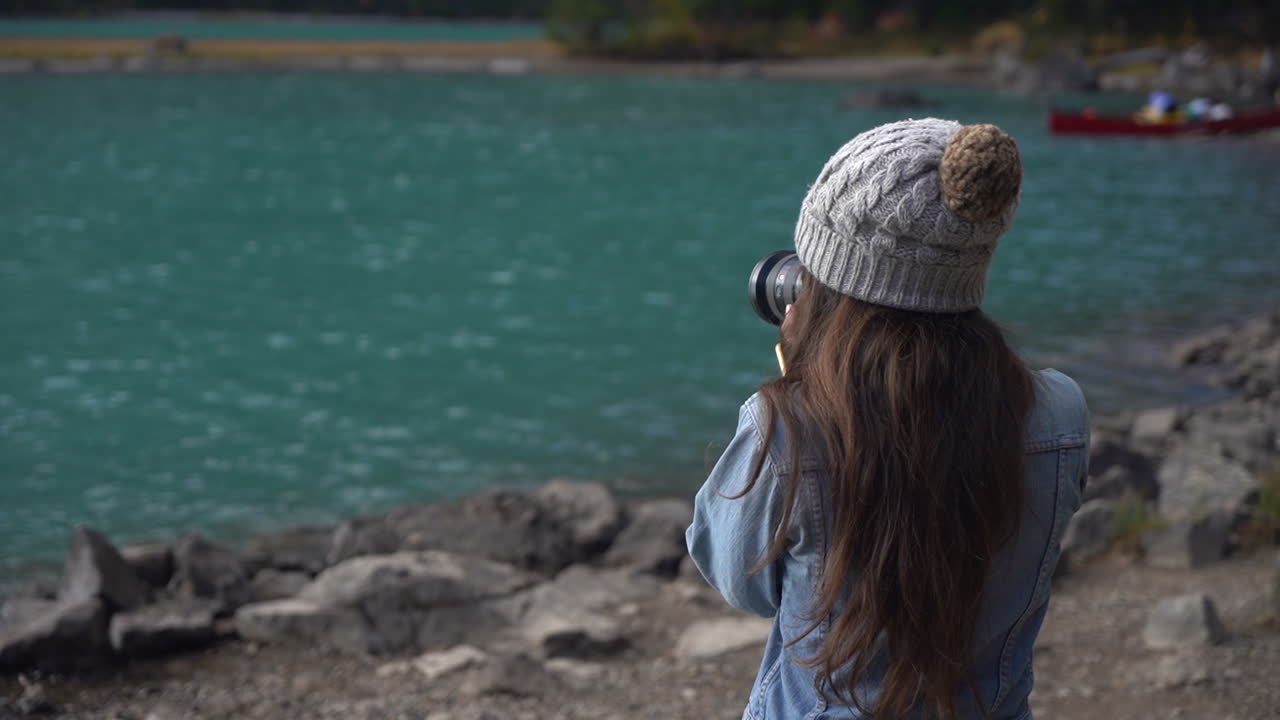 maligne 호수 해안 다시보기에 여성 사진 작가