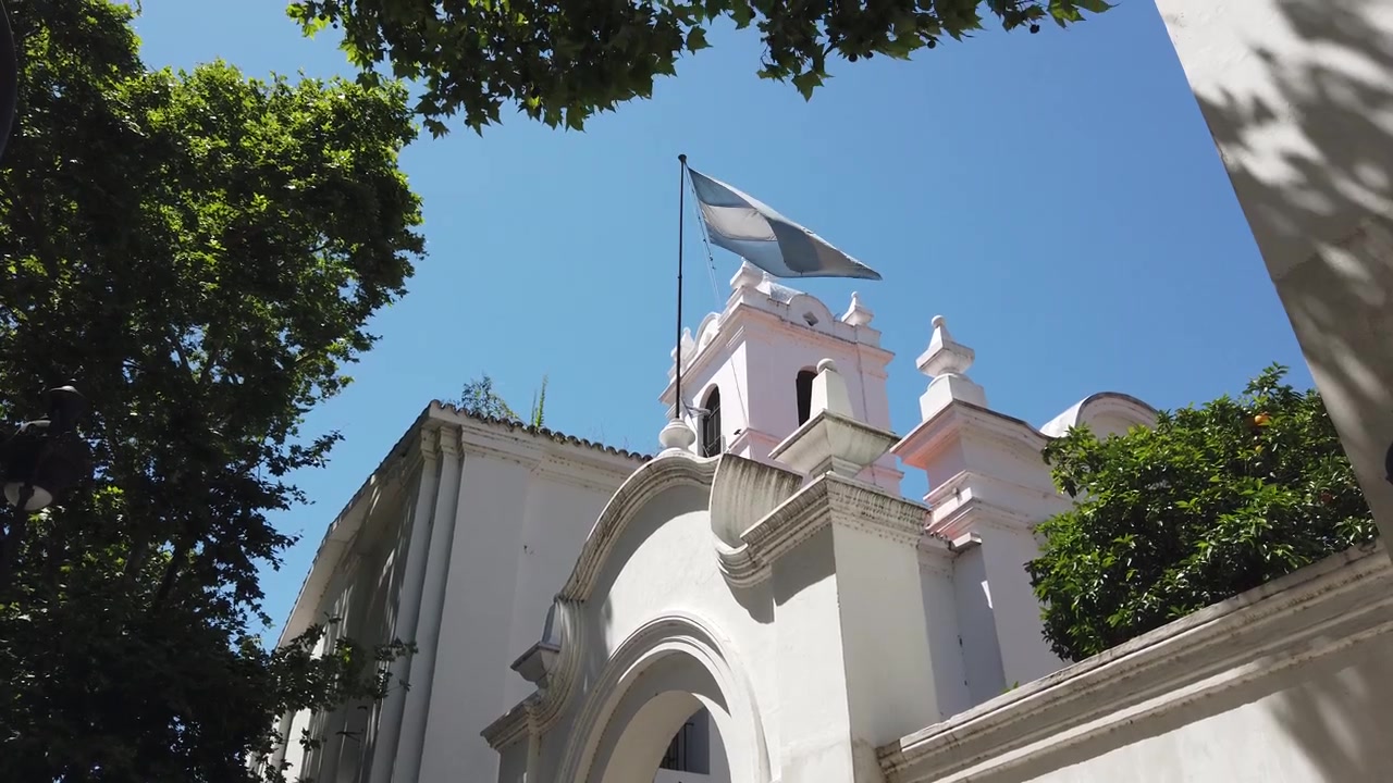 Il cabildo, edificio governativo coloniale bianco con bandiera argentina sullo skyline