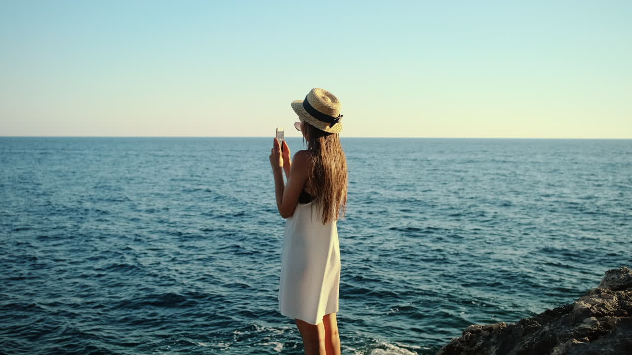 해변에서 사진을 찍는 여자
