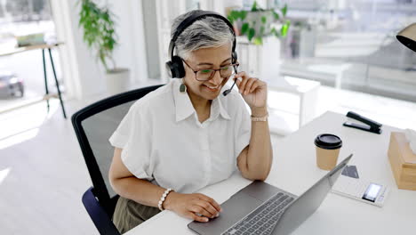 Mujer,-Call-Center-Y-Riéndose-En-La-Computadora-Portátil