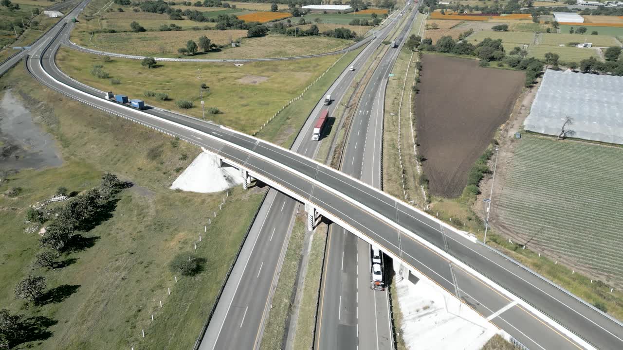 camino en medio de campos de cultivos tomados con drones