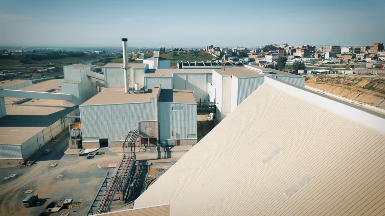 fotografía aérea de un hangar de una fábrica de producción hecho de marco metálico
