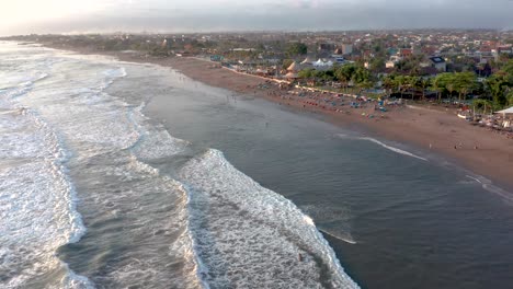 Toma-De-Drones-De-La-Famosa-Playa-De-Surf-Canggu-Con-Luz-Dorada-Al-Atardecer-Y-Olas-En-Bali,-Indonesia