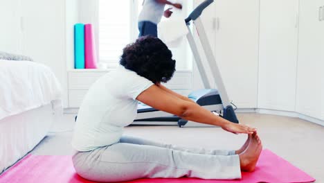 Woman-exercising-while-man-jogging-on-treadmill-4k
