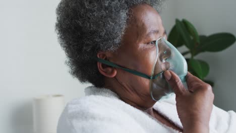 Mujer-Mayor-Afroamericana-Respirando-Con-Una-Máscara-De-Oxígeno-En-Casa