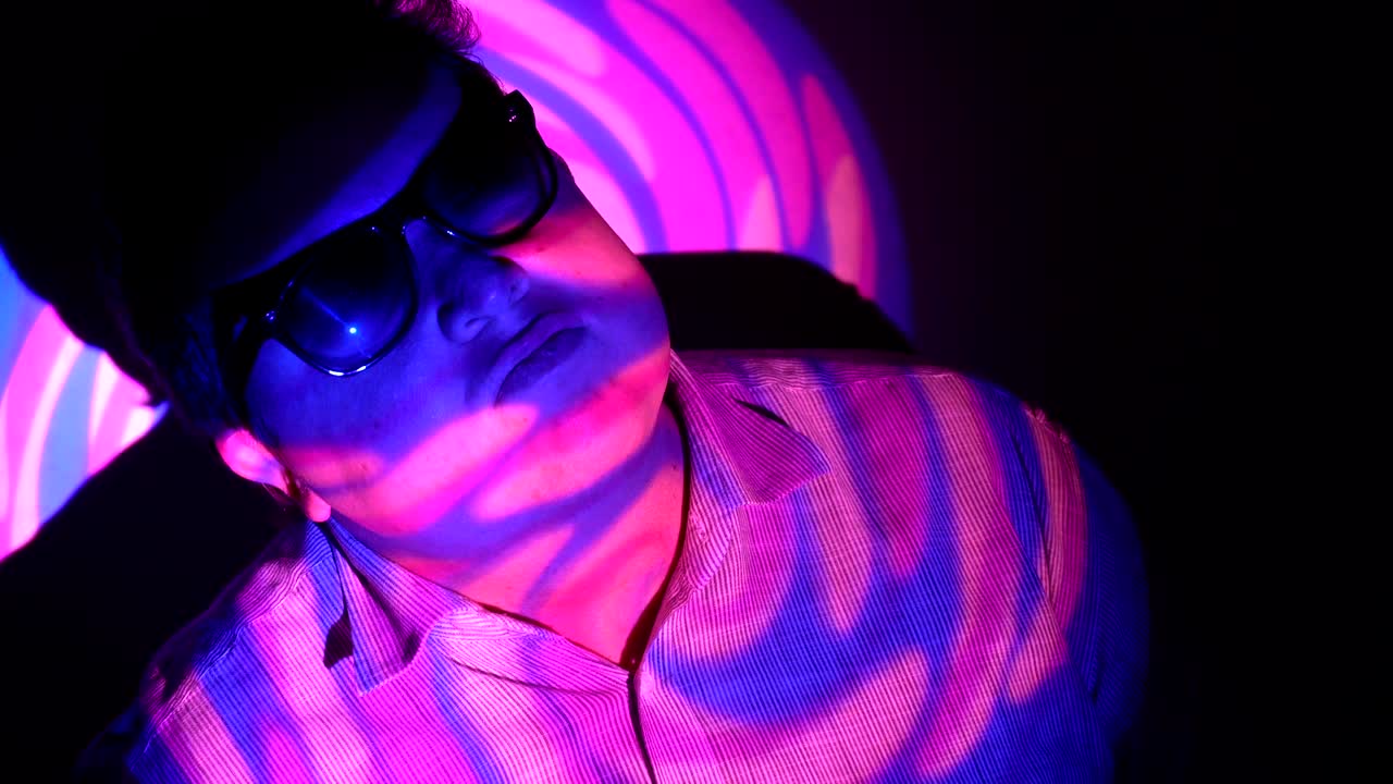 다채로운 스포트라이트에서 한 남자의 초상화