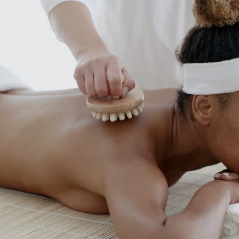 mujer recibiendo masaje de espalda
