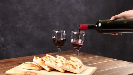 Copas-De-Vino-Chileno-Y-Variedad-De-Botellas-Y-Empanadas.