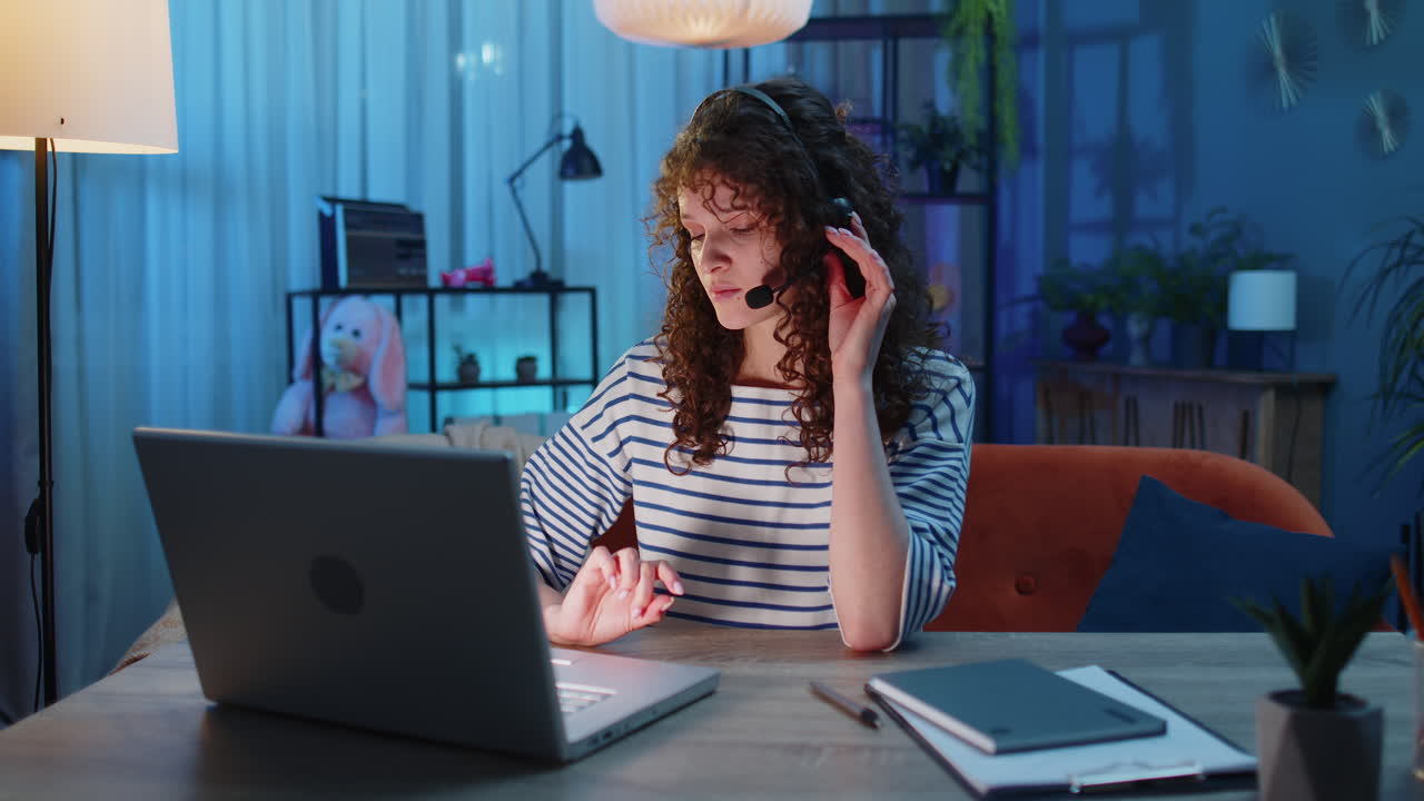 가정에서 헤드을 착용 한 젊은 여성 프리랜서 노동자 콜 센터, 지원 서비스 운영자 헬프 라인