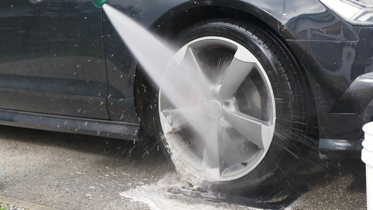 Risciacquo di sapone e sporco dai cerchi in lega