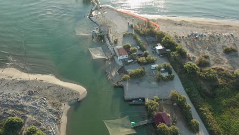 靠近科馬基奧山谷的魚<unk>在河裡,lido di dante,fiumi uniti,ravenna的空中景色