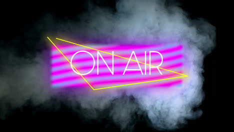 animación de texto en el aire sobre formas de neón y rastros de humo