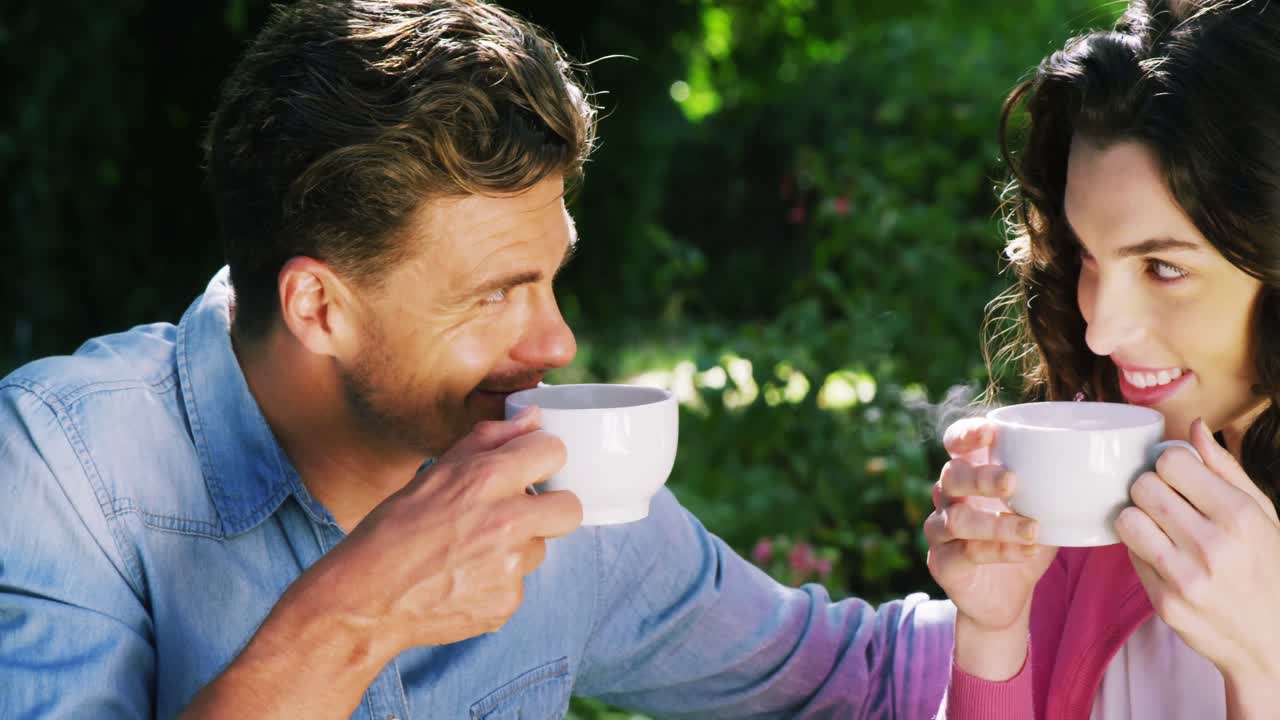 공원에서 커피를 마시는 커플