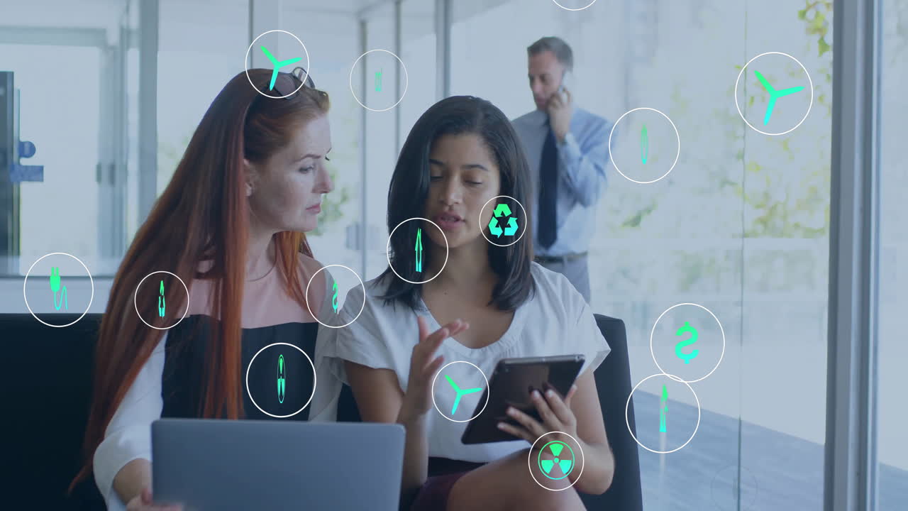 animación de iconos de ecología sobre diversos colegas discutiendo el trabajo en la oficina